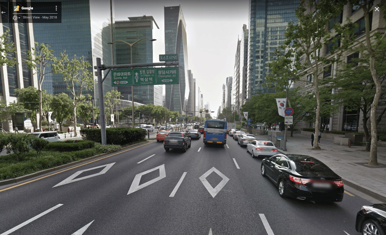 서울 테헤란로 교차로 전경. 큰 표지판에 랜드마크 이름이 안내의 중심을 차지하고 있다.