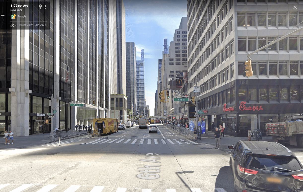 뉴욕 교차로. 초록색 도로명 표지판에 도로명만 적혀 있다.