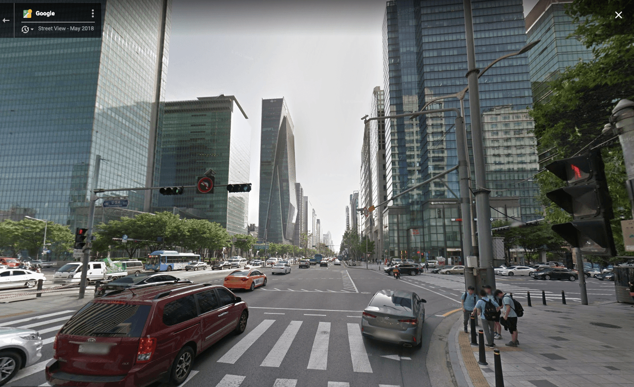 서울 교차로. 도로명 표지판이 설치되어 있다.